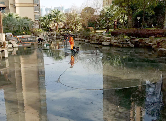 中和镇景观池淤泥清理