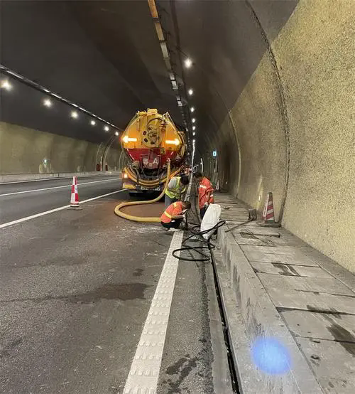 中和镇隧道排水渠清淤